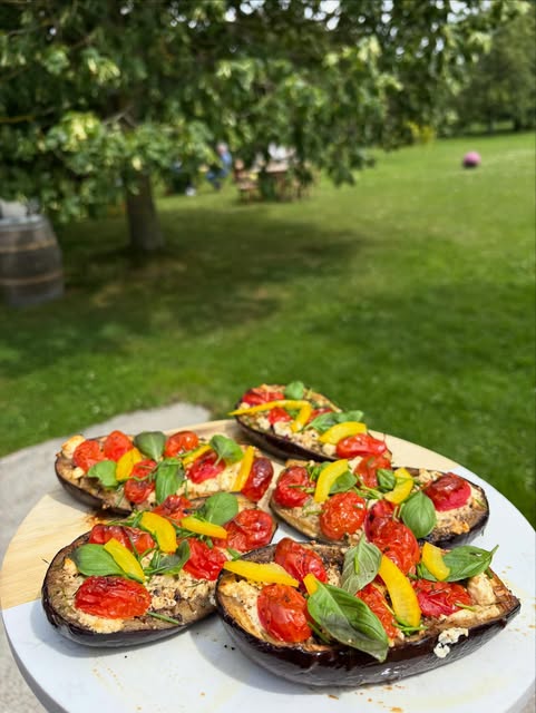 Gegrilde aubergine met tomaat, paprika en basilicum