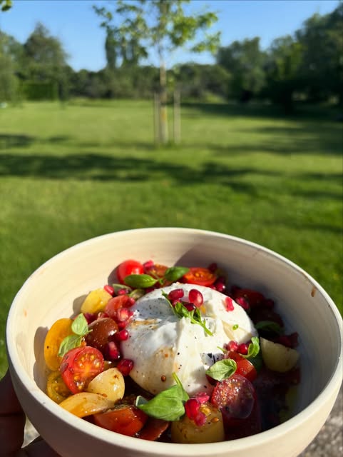 Burrata met tomaten in alle kleuren en granaatappel